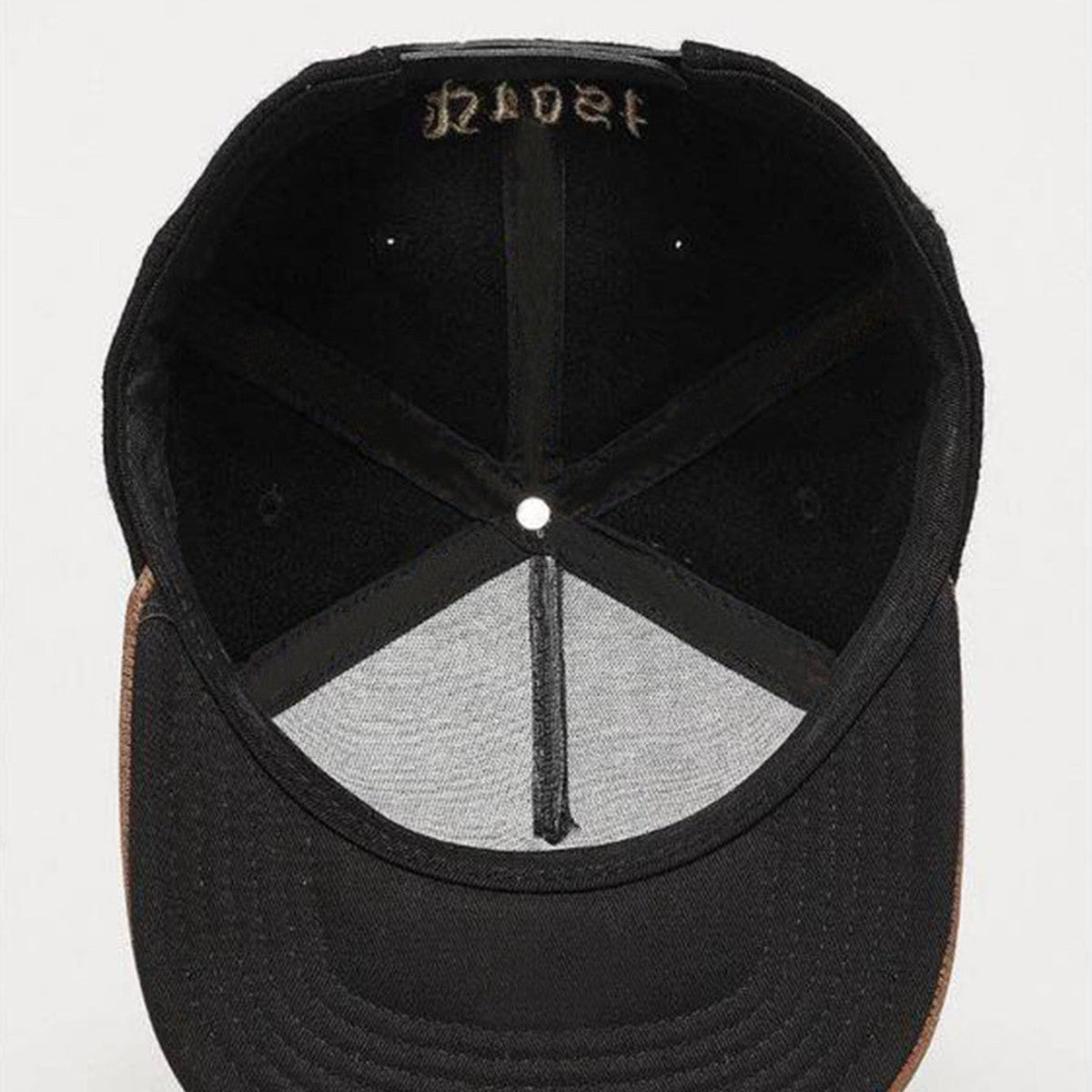 Trendy flat brimmed snapback hatswoolen woven label