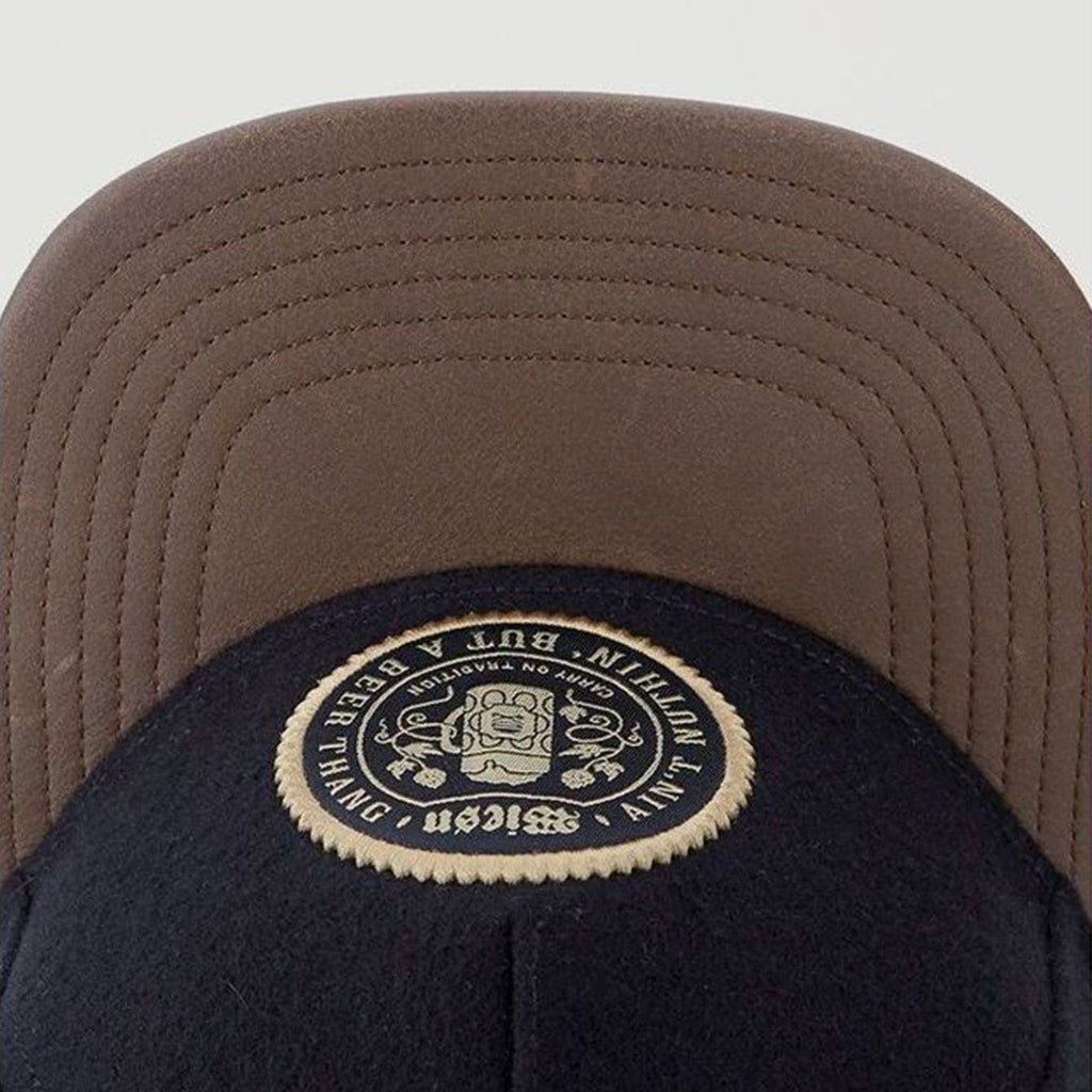 Trendy flat brimmed snapback hatswoolen woven label
