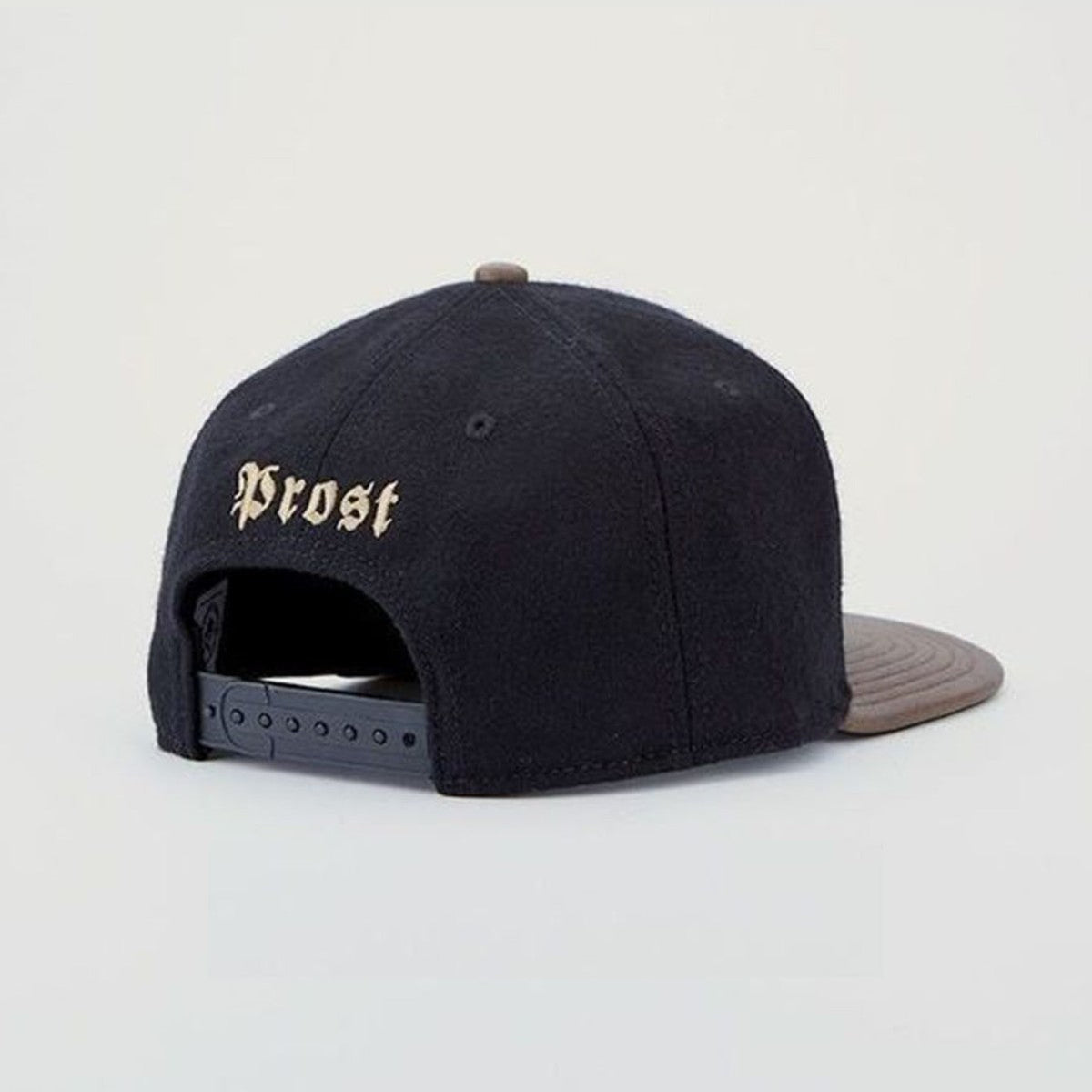 Trendy flat brimmed snapback hatswoolen woven label