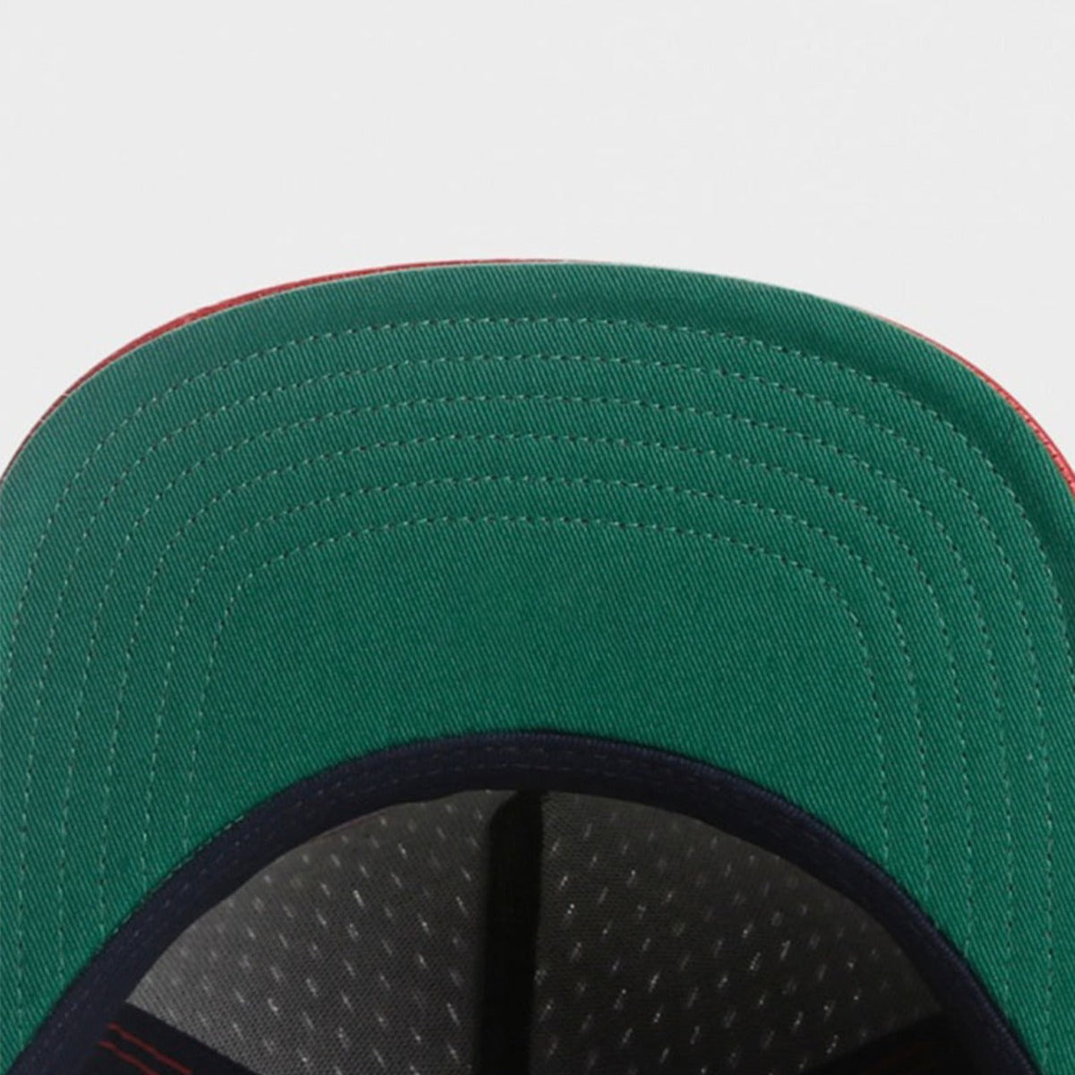 Trendy flat brimmed snapback hatsembroider la creme breathable mesh